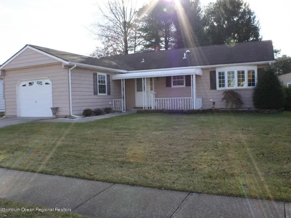 7 Wedgeport Dr, Toms River, NJ 08757