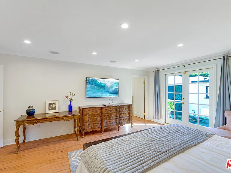 8818 Rosewood Ave — Photo 18