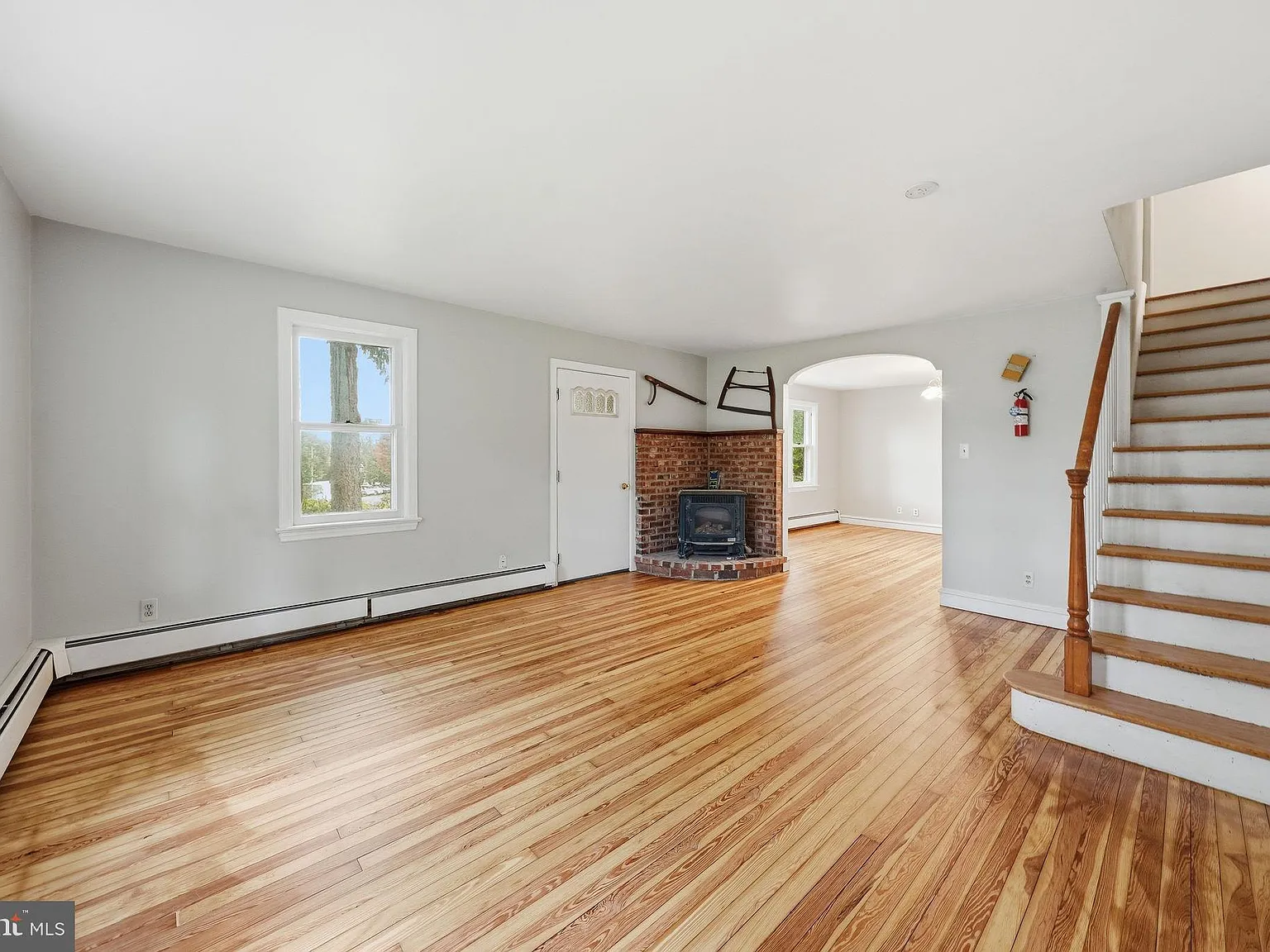 4 bed, 2.0 bath, 1851 sqft, $2,900 — Photo 2