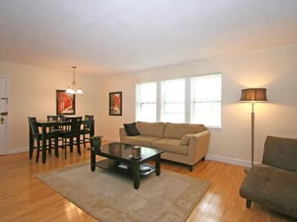 9 Hammond Pond Pkwy APT 2, Newton, MA 02467