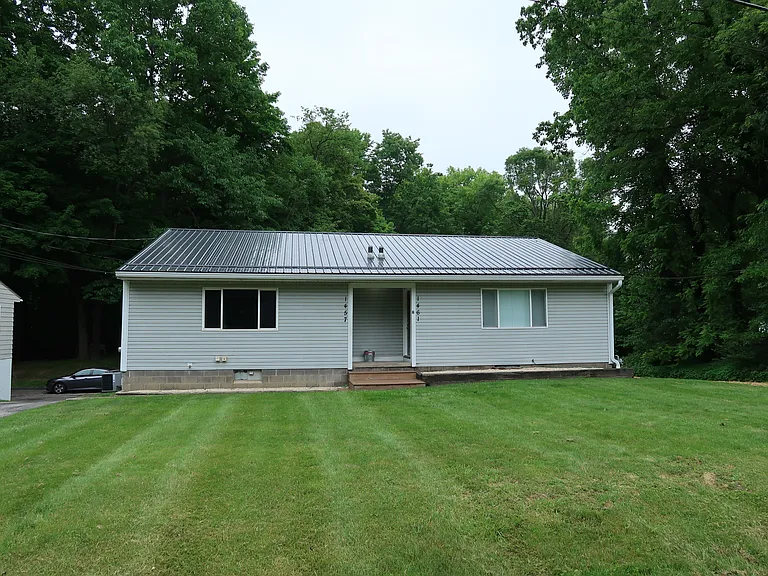 1461 McTaggart Rd — Photo 2