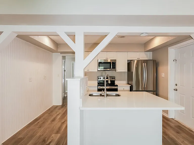 1033 Campbell Ave — Photo 7