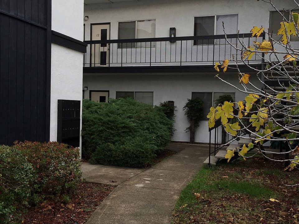 Building courtyard/entrance to apartment