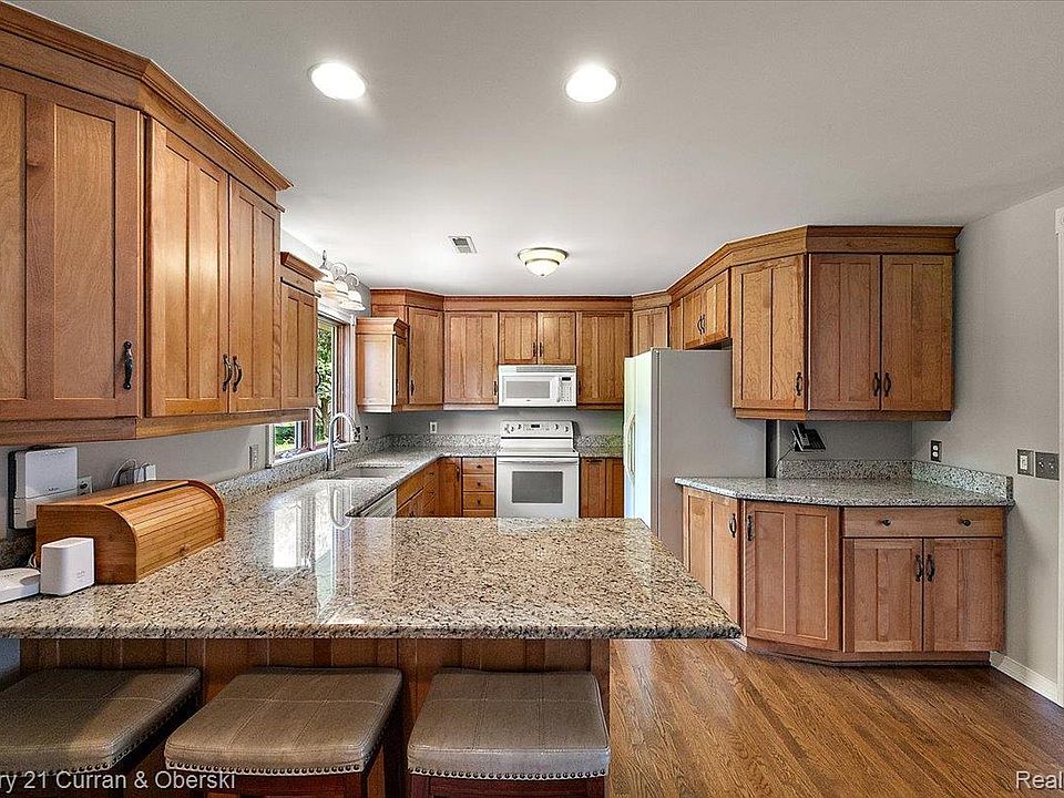 219 E Caledonia St, photo 16