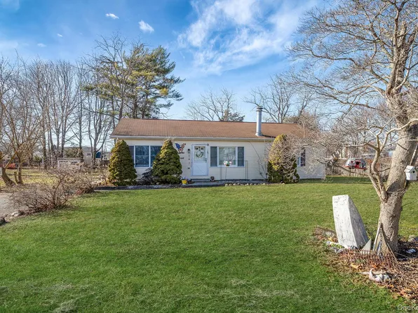 72 Locust Avenue, Oakdale, NY 11769