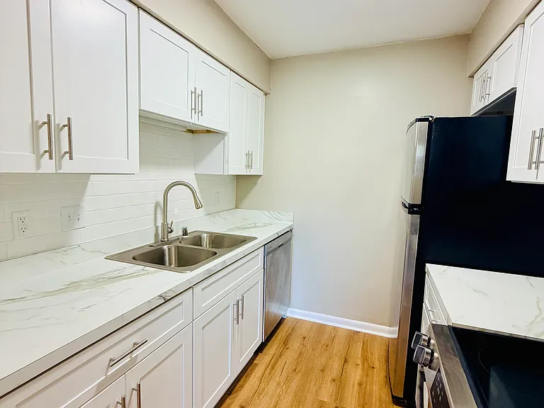 6 Almond Ct #8 — Photo 10