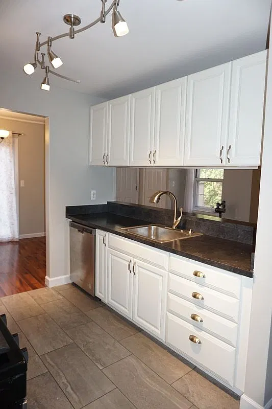 3 bed, 2.0 bath, 1068 sqft, $1,800 — Photo 3
