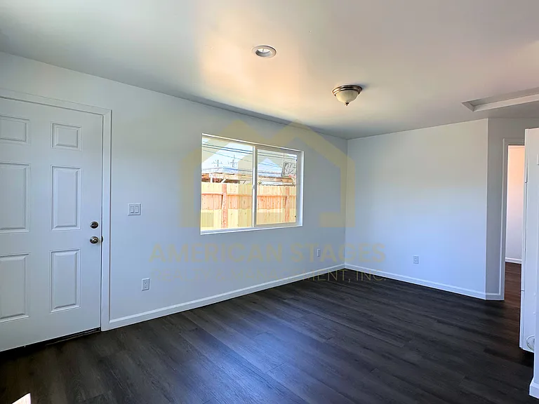 239 N East St — Photo 4