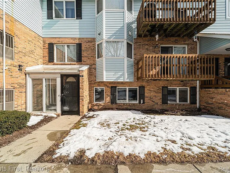164 Pinewood Dr — Photo 1