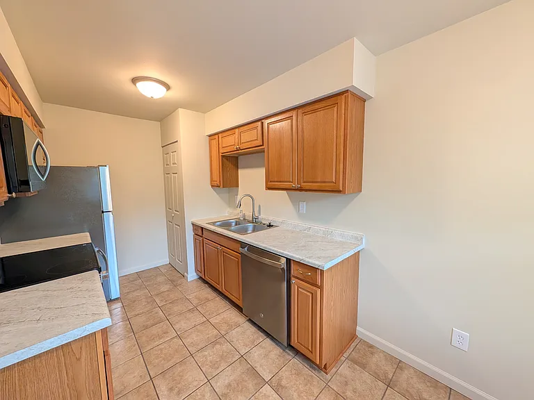 429 N Wolf Creek St #12 — Photo 5