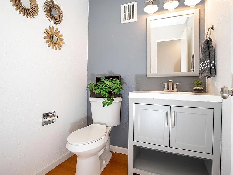 2835 S Locust St — Photo 15