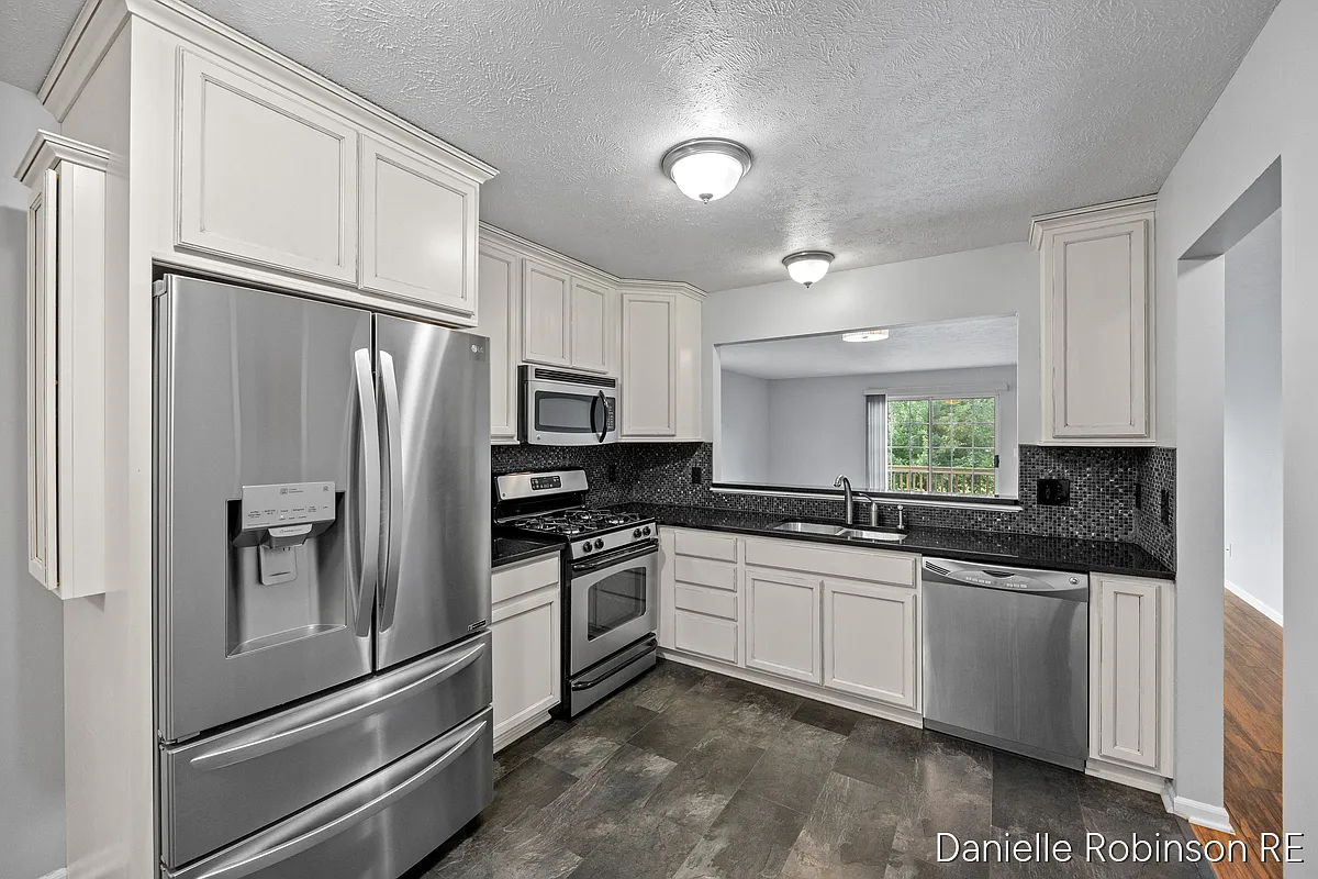 3 bed, 2.5 bath, 2215 sqft, $2,475 — Photo 4