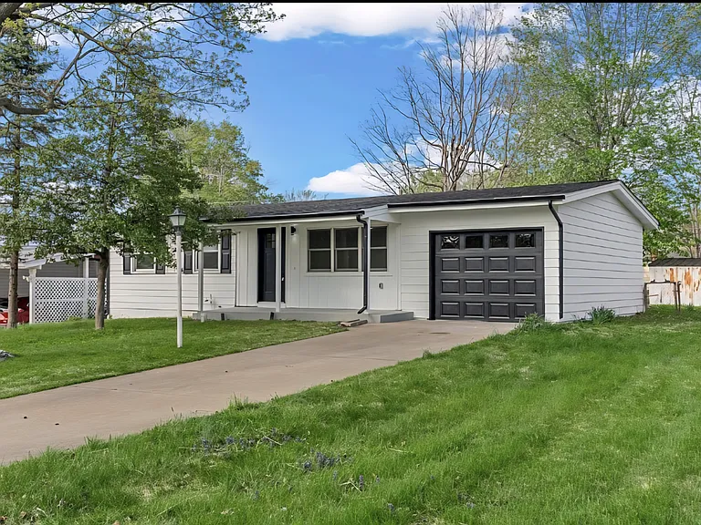 127 Yankee Dr — Photo 1