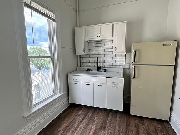 4th image of 732 Fairview Ave NE #2