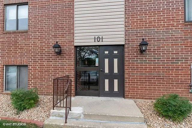 101 E Janata Blvd APT 2A photo 1