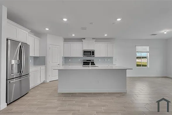 4 bed, 2311 sqft, $4,700 — Photo 2