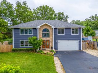 520 Quassey Ave, Lake Bluff, IL 60044