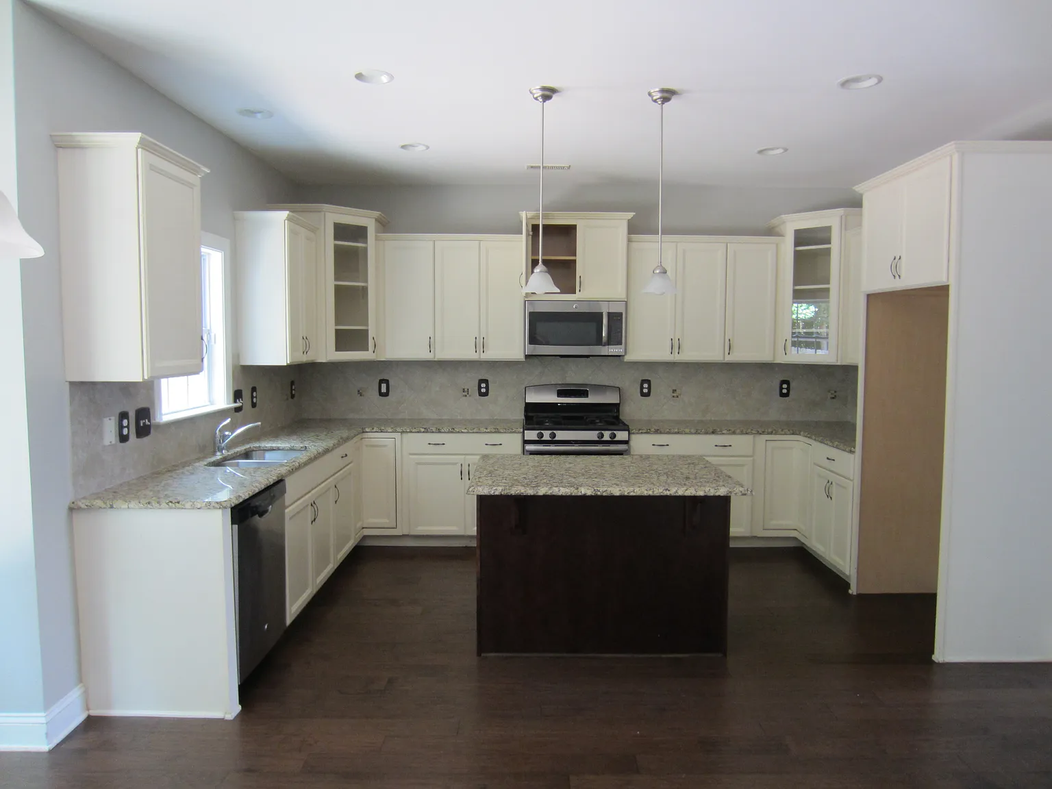 4 bed, 3200 sqft, $2,700 — Photo 3
