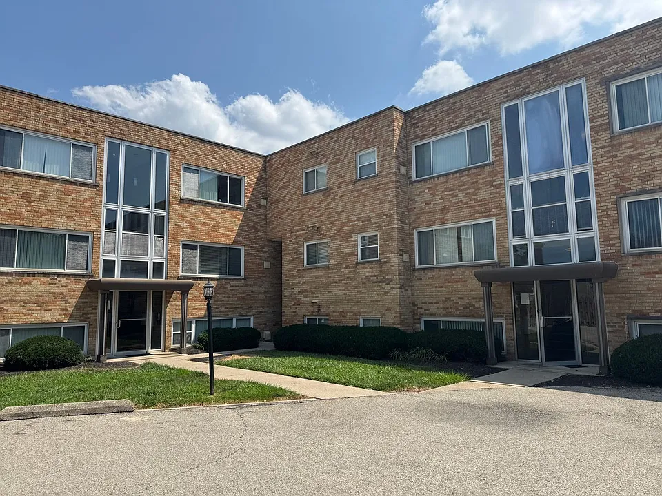 2596 Madison - Rookwood Court