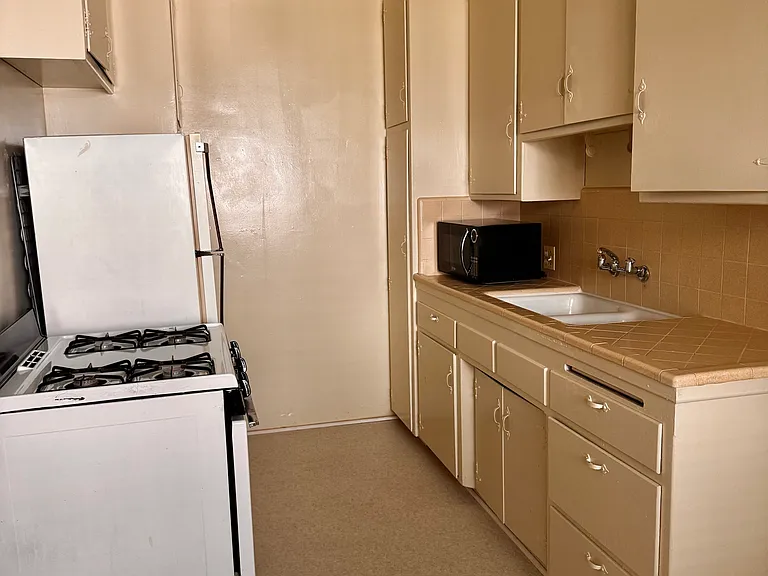 1242 Barry Ave #3 — Photo 3