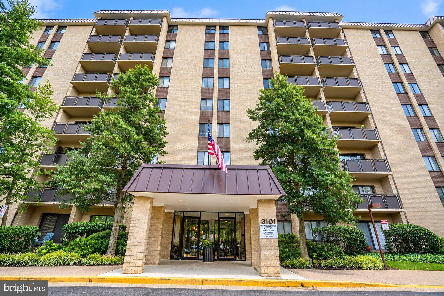 Woodlake Towers Condo — Photo 1