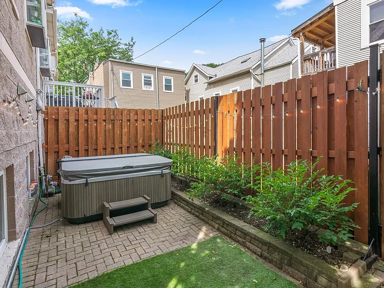 1616 W Altgeld St — Photo 36