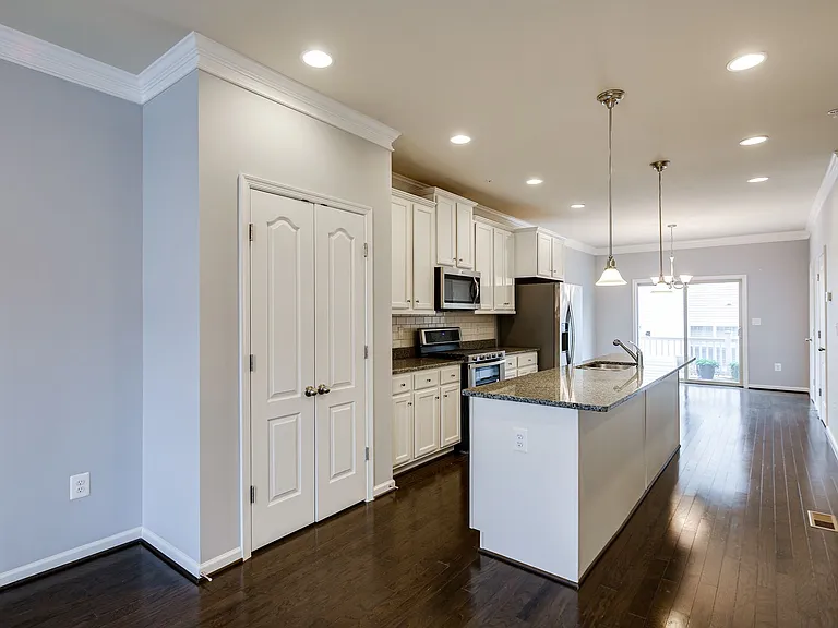 833 Jarrett Ln — Photo 2