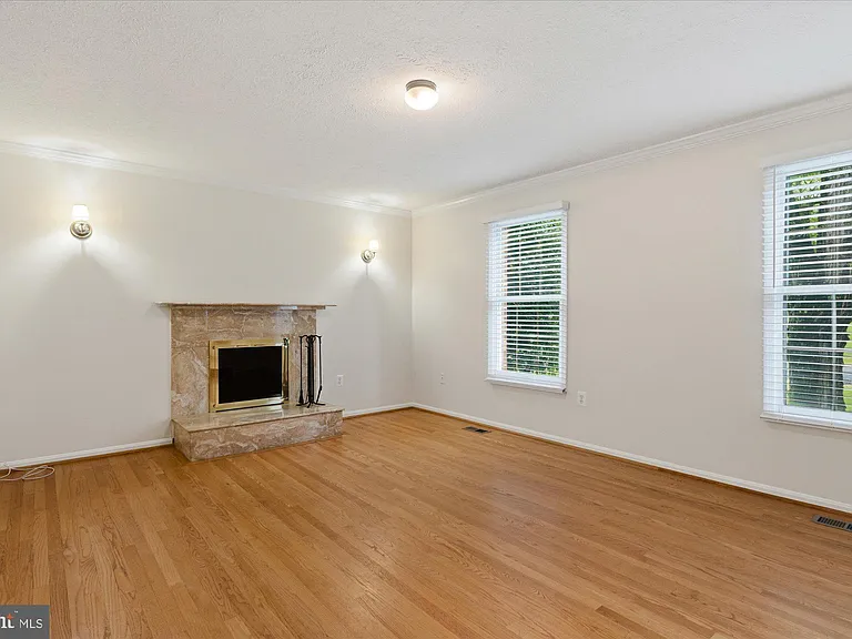 9708 Locust Hill Dr — Photo 12