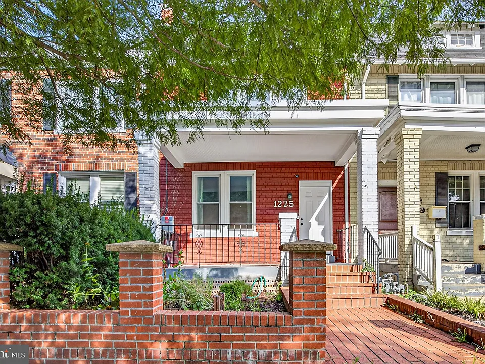 1225 18th St NE