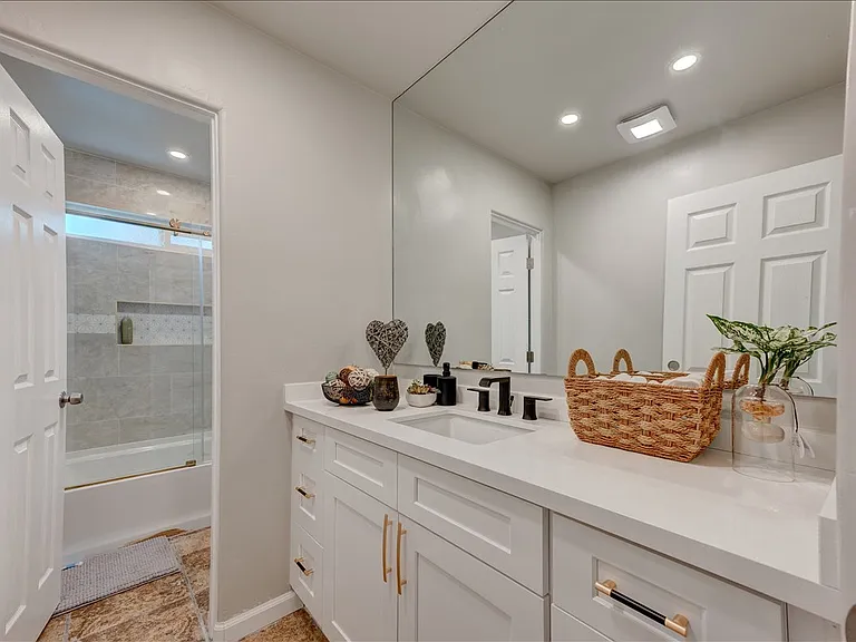 880 La Terraza Blvd #2 — Photo 7