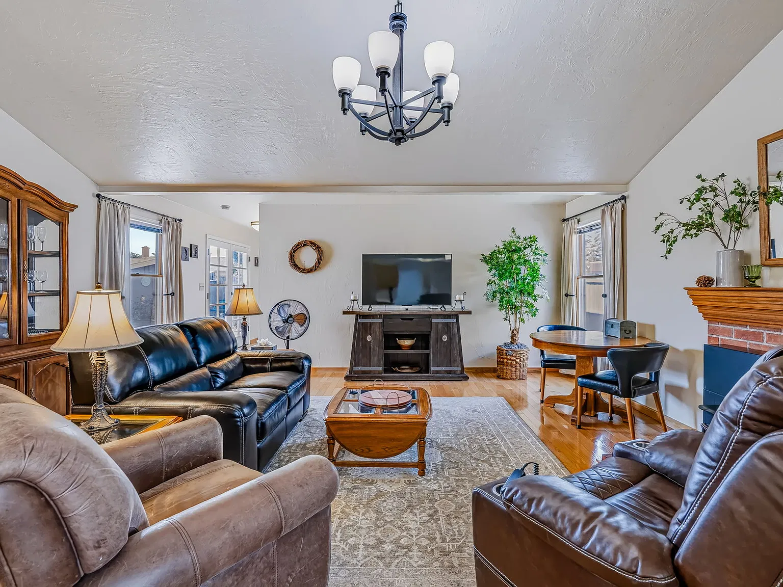 5 bed, 1800 sqft, $8,000 — Photo 1