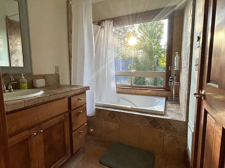1562 NW Elgin Ave — Photo 11