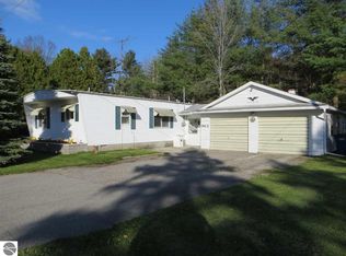 963 Parkway Rd, Tawas City, MI 48763