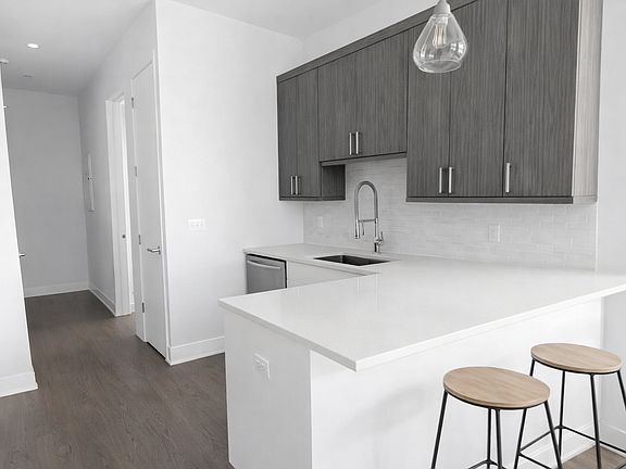 3rd image of 2218 W Madison St #314