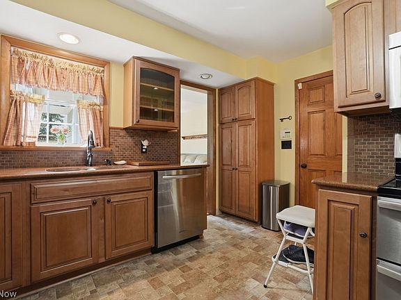 5th image of 3211 Ridgewood Ave