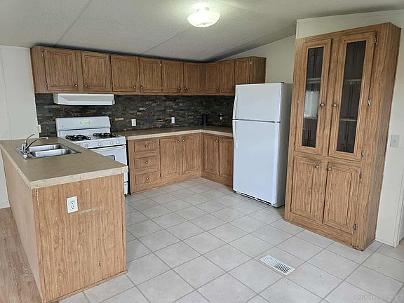 4th image of 2260 Franklin St Lot 27