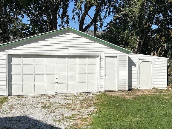 2nd image of 741 Iona Ave