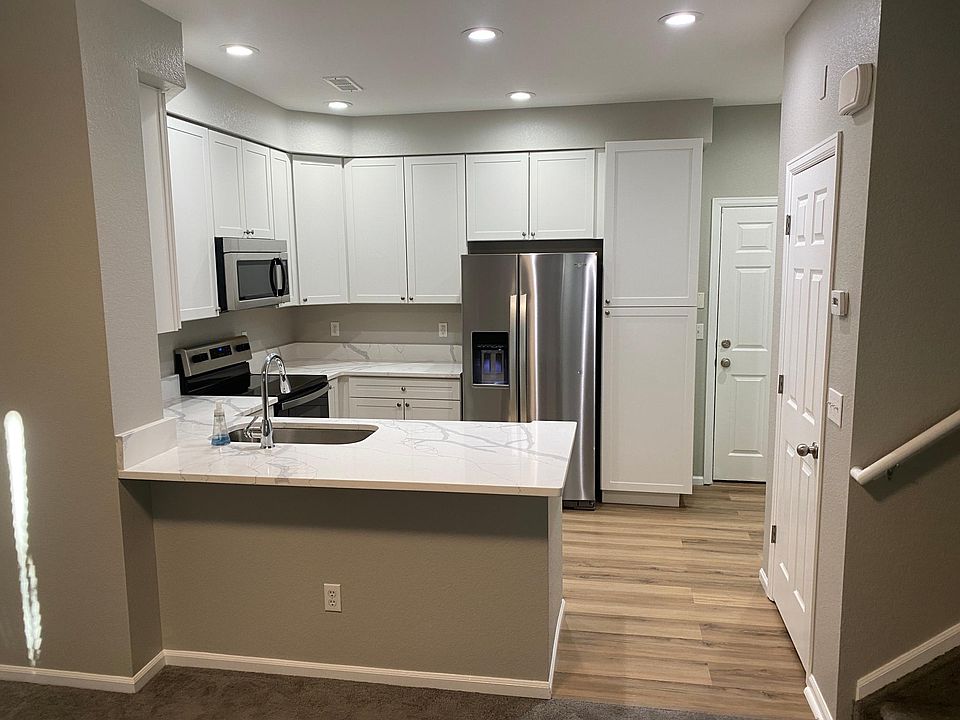 Amazing Kitchen w/ Quartz countertops - matching Quartz counter tops throughout!