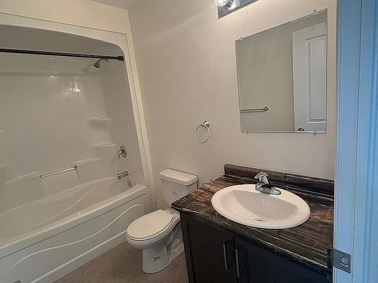 10.5 Dufferin St #16 — Photo 14