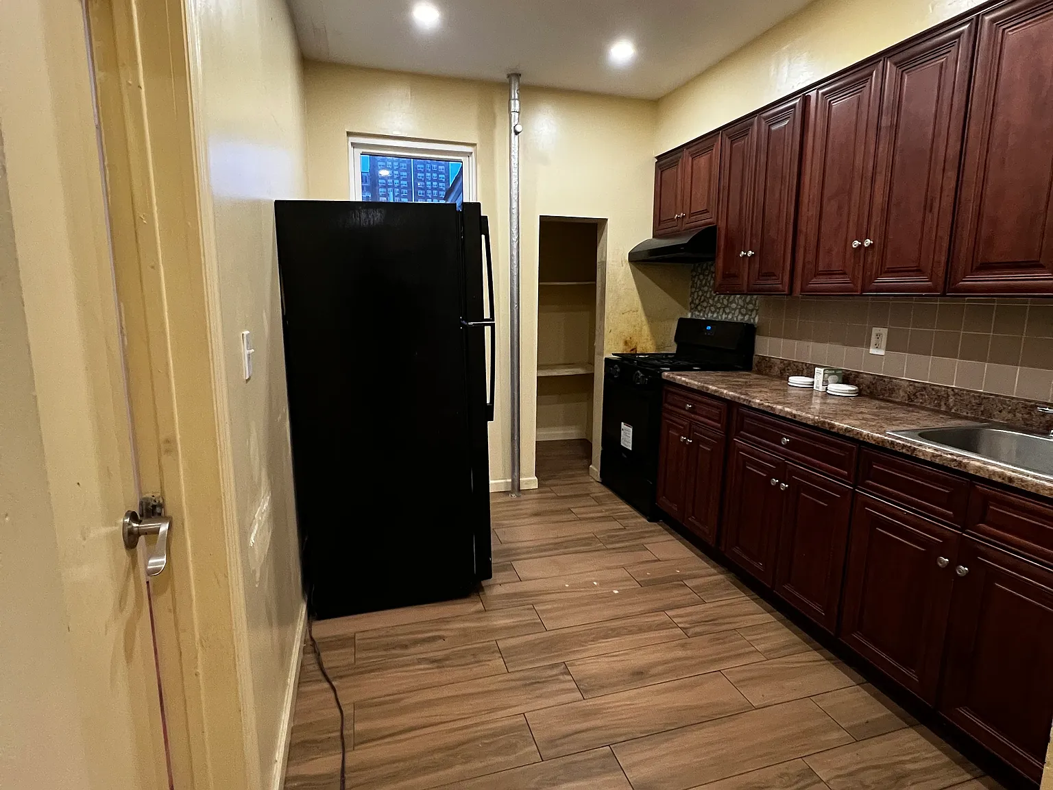 4 bed, 1100 sqft, $3,857 — Photo 3
