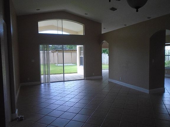 5th image of 1520 SW 194th Ave