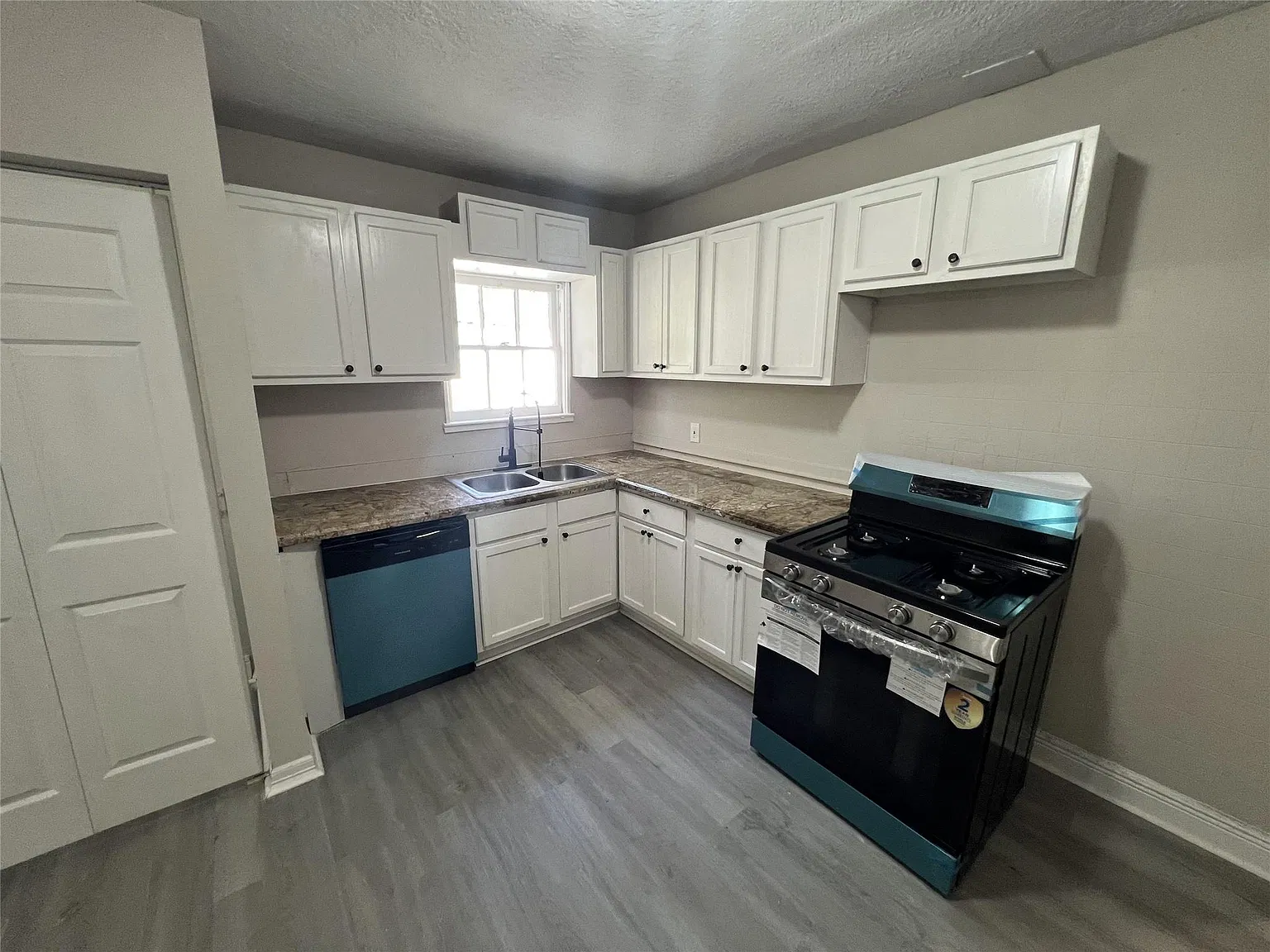 4 bed, 2.0 bath, 1897 sqft, $2,150 — Photo 2