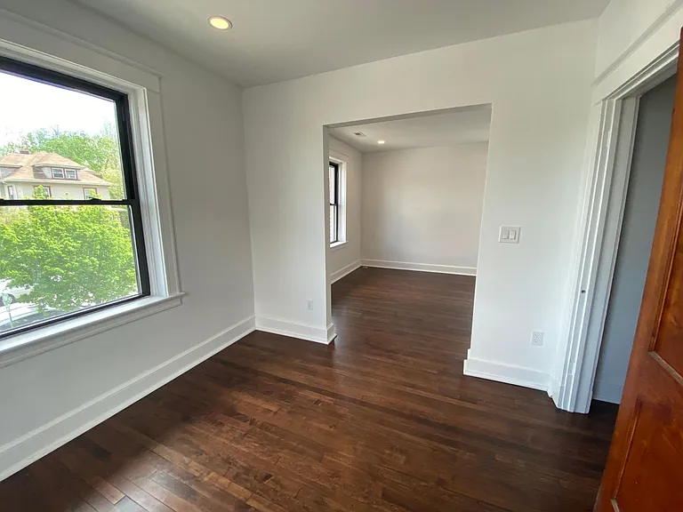 2704 Charlotte St — Photo 12