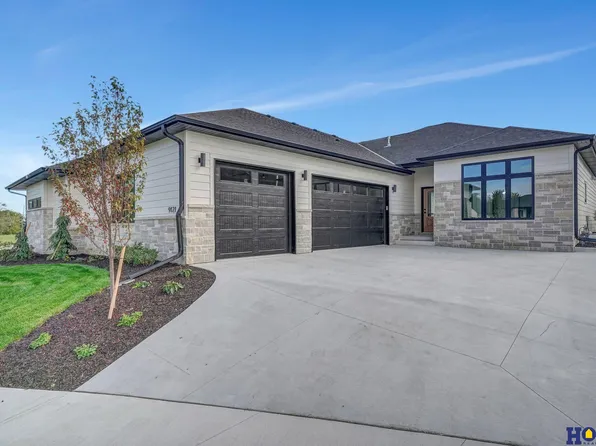 9121 White Horse Way, Lincoln, NE 68520