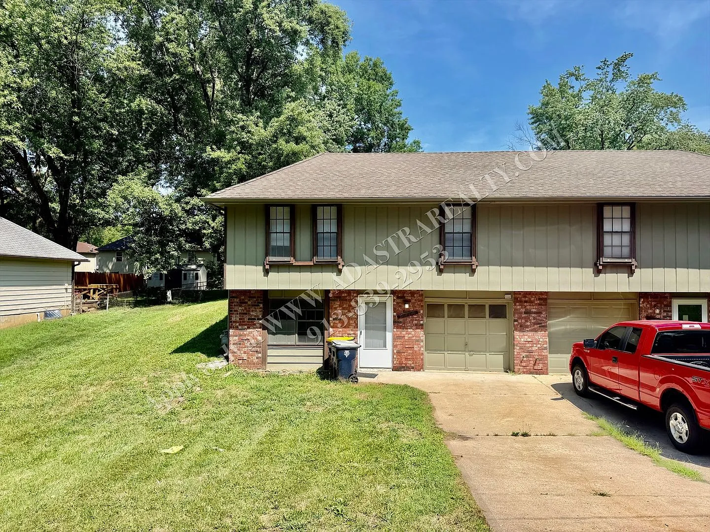 Cozy 3 Bed 1 Bath Duplex in KCMO-Available NOW!! — Photo 2