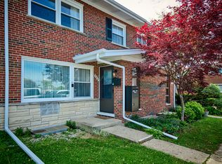 926 N Boxwood Dr #B, Mount Prospect, IL 60056