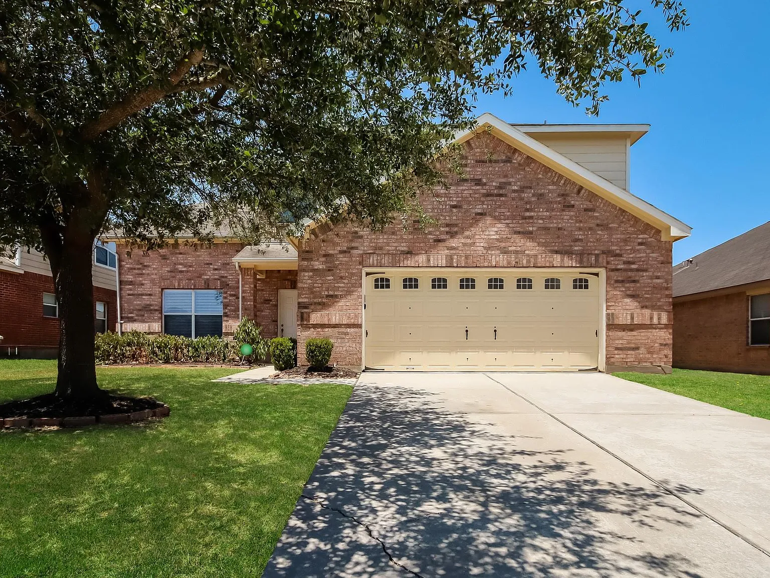 4 bed, 3.5 bath, 3996 sqft, $2,205 — Photo 2