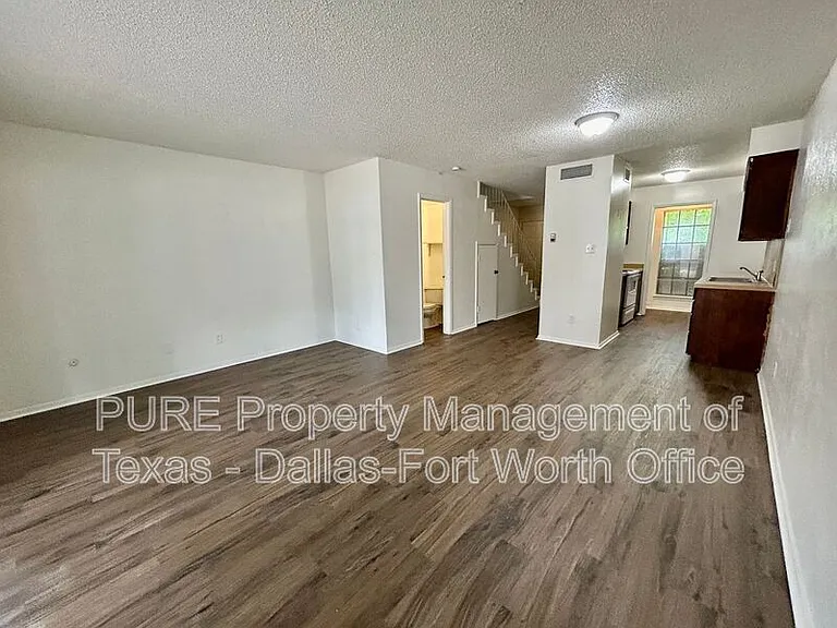 1126 Highbush Dr — Photo 5