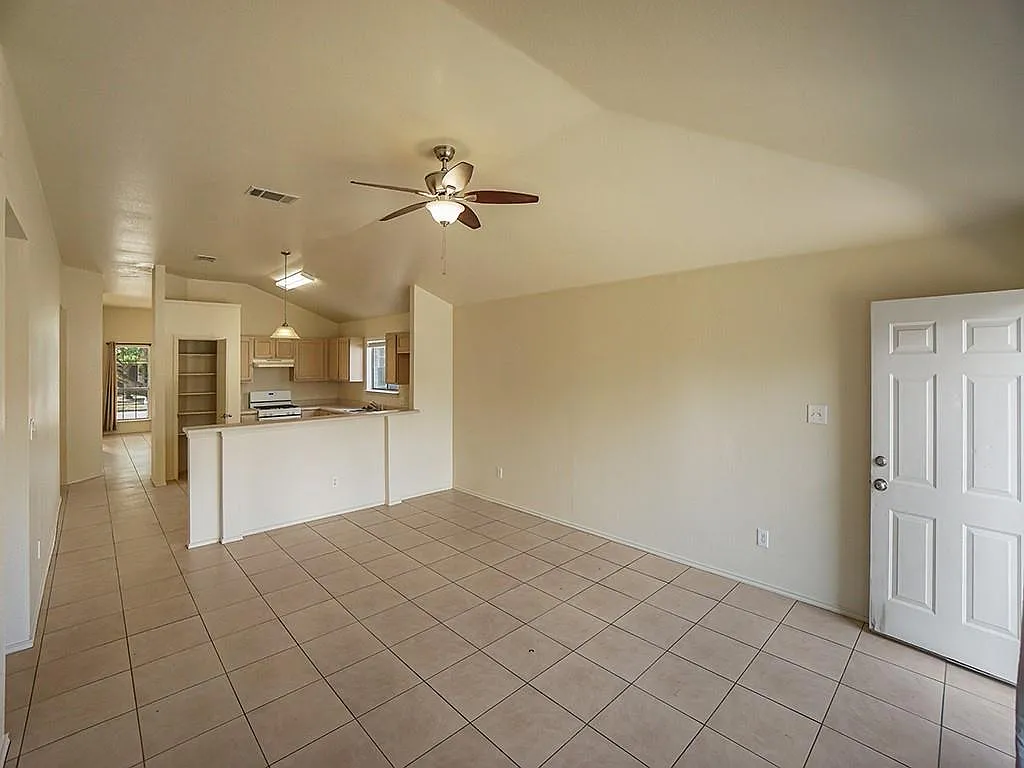 3 bed, 2.0 bath, 1756 sqft, $1,825 — Photo 4