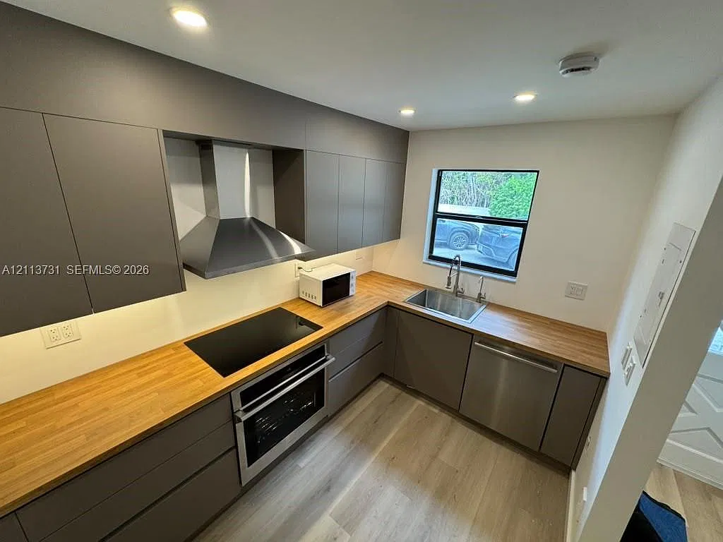 Harbour Club Villas Condo — Photo 2